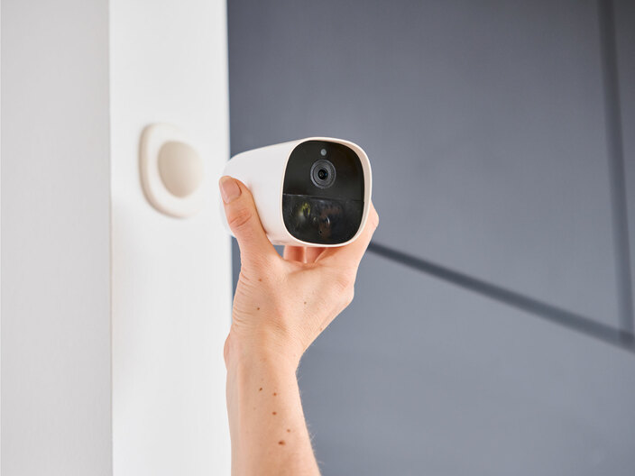 SikkertHjem Battery Camera White Install closeup