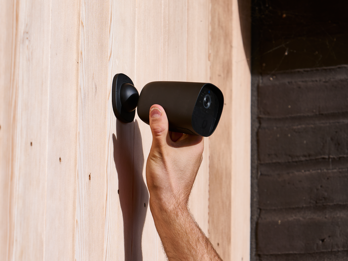 SikkertHjem Battery Camera Black Install closeup