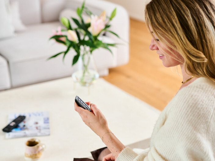 SikkertHjem Remote Controller in hand