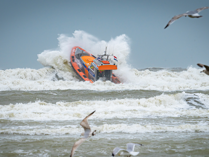 Reddingboot KNRM Katwijk aan Zee door de branding | Foto Martijn Bustin