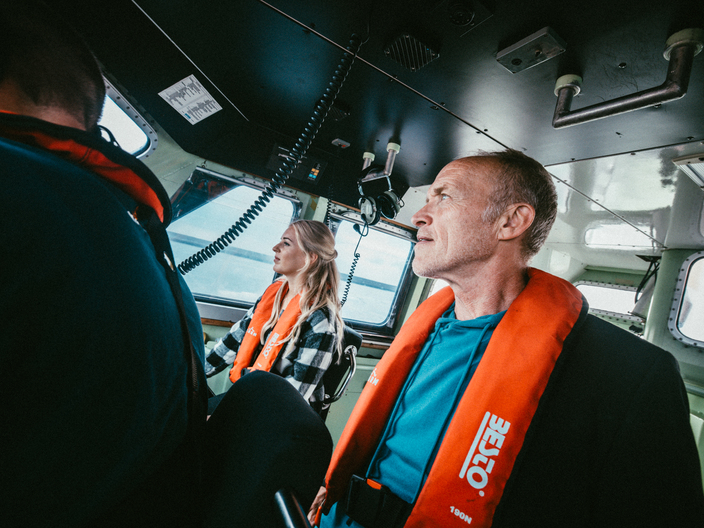 Stef Bos en FLEUR aan boord van de reddingboot Dorus Rijkers van reddingstation Neeltje Jans. Foto SET VEXY