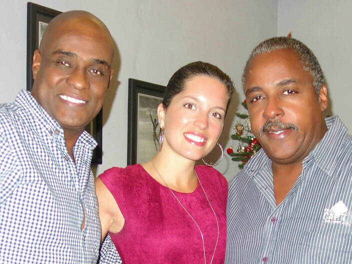 Manuela Albero (présidente de Arte en la Mirada) avec Rafael Lay (Directeur de la Orquesta Aragón) et Luis Felipe Matos (commercial chez Musicalia), à La Havane