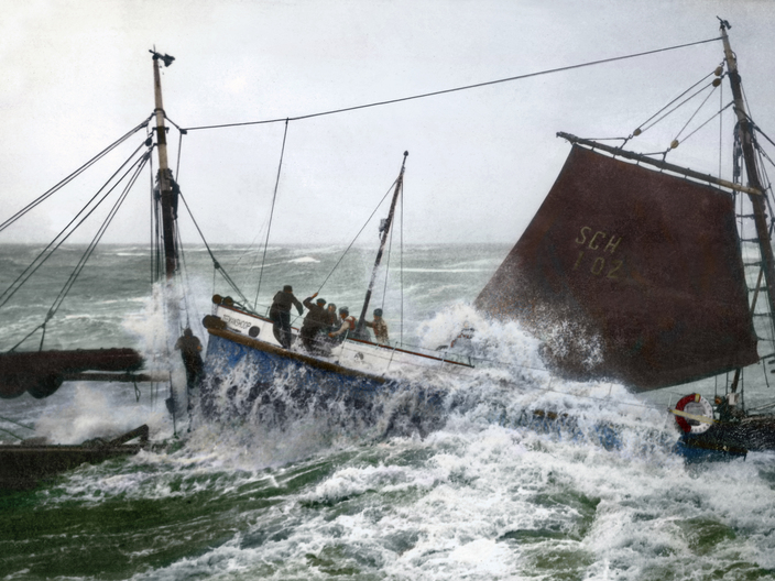 Ingekleurde z/w foto van de ramp met vissersschip SCH102 | Colorist Jacob Lagerweij