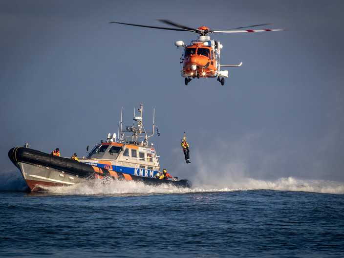 SAR-helikopter boven KNRM-reddingboot | Foto Arie van Dijk