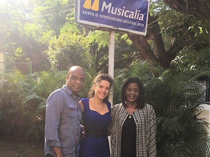 Manuela Albero (présidente de Arte en la Mirada) au siège de Musicalia à La Havane, avec Mathilde Vadilvieso (gérante de Musicalia) et Luis Felipe Matos (commercial chez Musicalia)