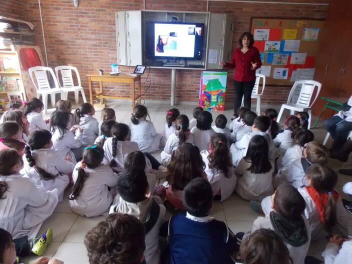 Encuentro con alumnos de una escuela primaria en Montevideo, Uruguay
