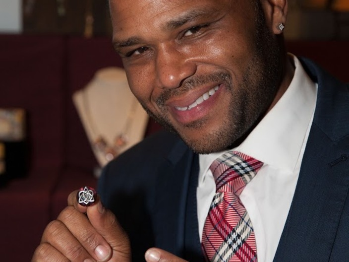 Anthony Anderson with cufflinks