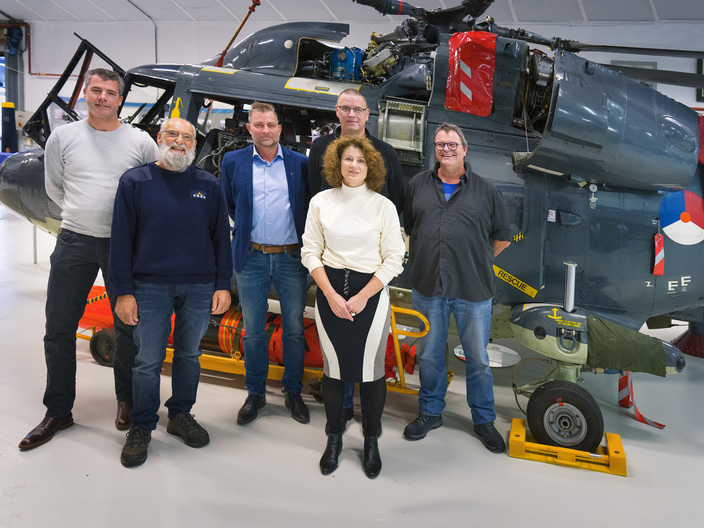 Podcast Aflevering 4 - Hans Westenberg met zijn redders van de marine helikopter in 2020 | Foto: Matty van Wijnbergen 