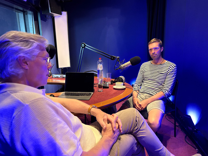 Roelof Hemmen tijdens de opname van de podcast met de enige overlevende van het surfdrama in Scheveningen