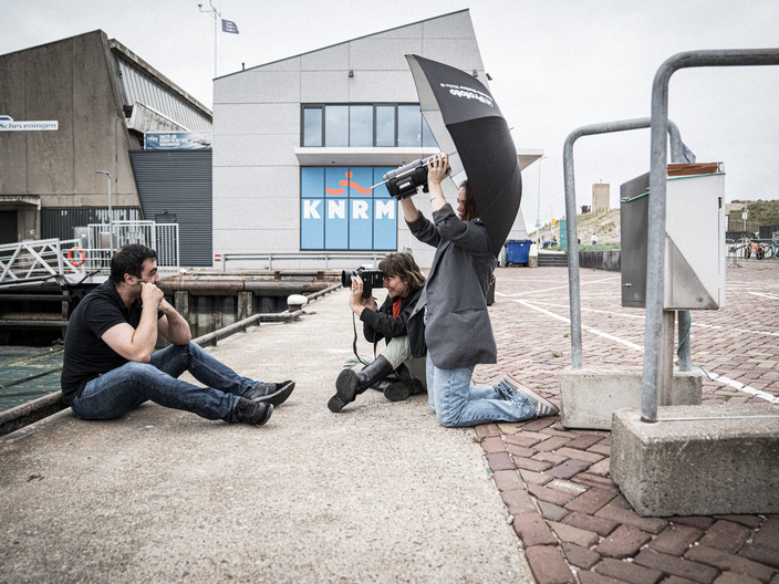 Robin de Puy tijdens het maken van een portret bij KNRM Scheveningen | Foto Ralf van Vegten