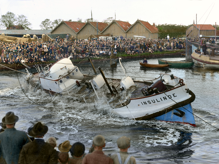 Ingekleurde z/w foto - NZHRM-reddingboot Insulinde tijdens kantelproef in 1927 | Colorist Jacob Lagerweij